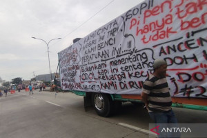 ribuan-sopir-truk-di-kudus-menggelar-demo-revisi-aturan-odol