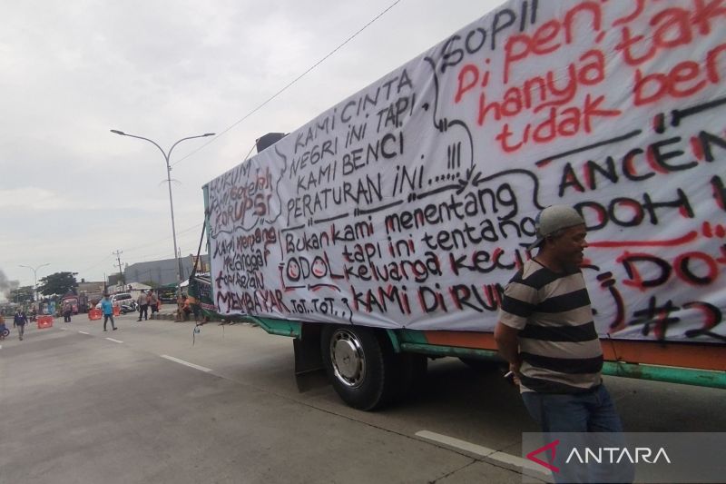 ribuan-sopir-truk-di-kudus-menggelar-demo-revisi-aturan-odol