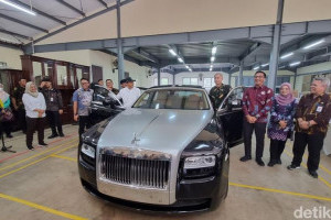 rolls-royce-ghost-yang-dilelang-kemensos-laku-rp-2-5-miliar