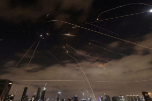 rudal-iran-melesat-ke-tel-aviv-yerusalem-sirene-meraung-raung