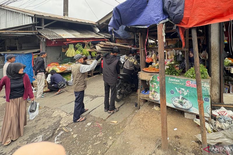satpol-pp-cianjur-bongkar-belasan-kios-liar-di-gekbrong