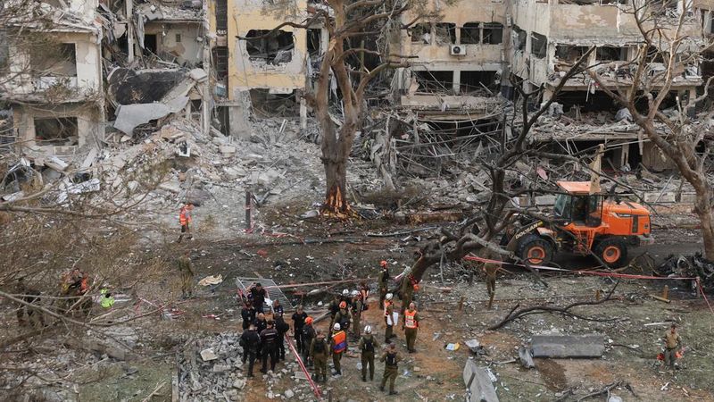 serangan-rudal-iran-di-tel-aviv-tewaskan-11-orang-dan-rusak-bangunan-parah