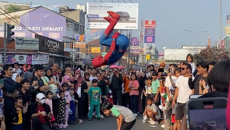 suasana-meriah-cfd-depok-penuh-jajanan-dan-spiderman-akrobatik