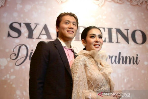 syahrini-ungkap-belasungkawa-atas-meninggalnya-desainer-hengki-kawilarang