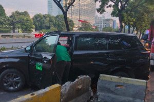 taksi-online-oleng-hantam-separator-busway-di-jakbar-lalin-tersendat