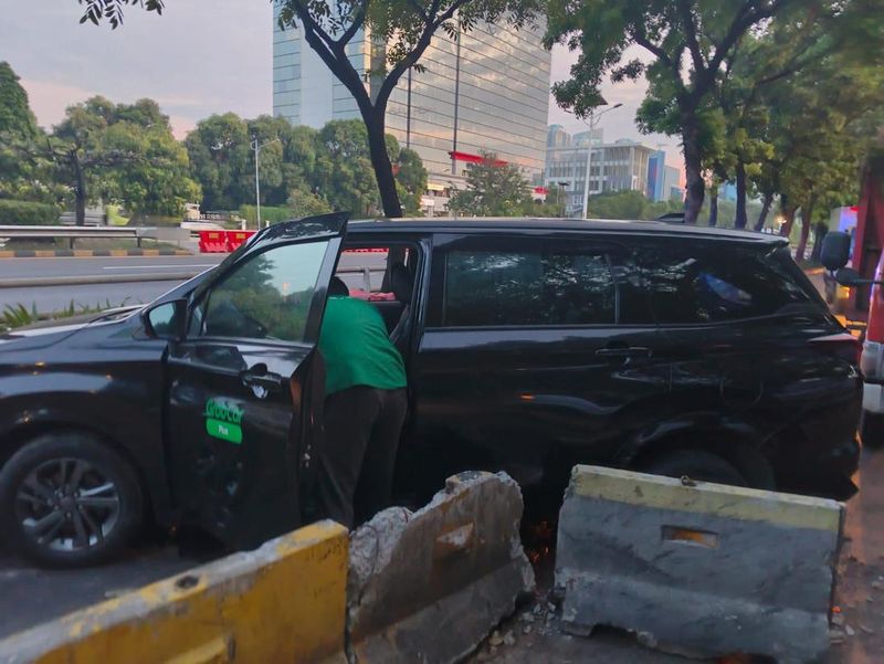 taksi-online-oleng-hantam-separator-busway-di-jakbar-lalin-tersendat