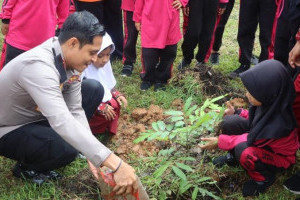 tanamkan-cinta-lingkungan-sejak-dini-polres-rohul-ajak-anak-sd-tanam-pohon