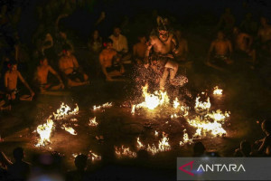 tari-kecak-di-uluwatu-jadi-magnet-wisata-bali