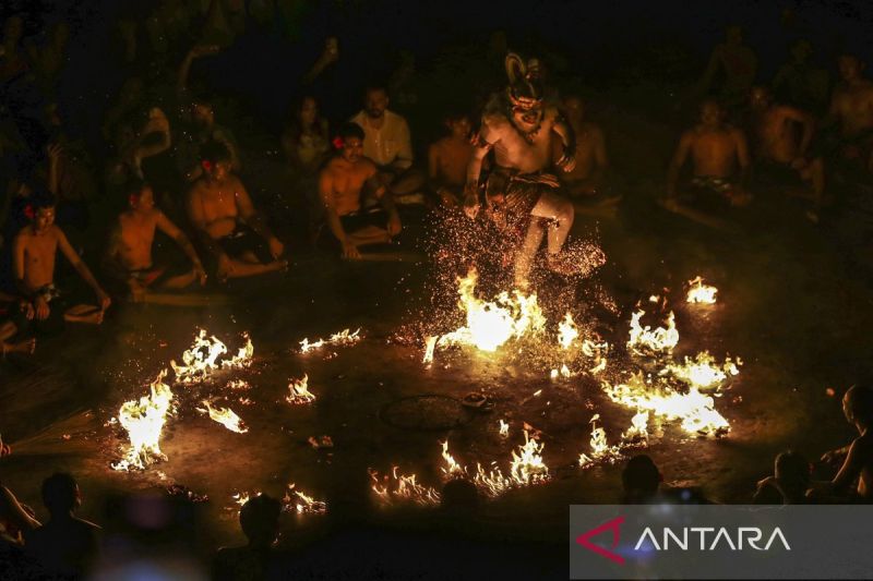 tari-kecak-di-uluwatu-jadi-magnet-wisata-bali
