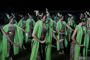 tari-lengger-banyumasan-tampilkan-pertunjukan-massal-di-purwokerto