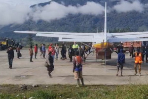 tim-gabungan-amankan-bandara-aminggaru-dari-gangguan-kkb