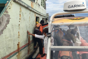 tim-sar-evakuasi-16-penumpang-kapal-mati-mesin-di-wakatobi