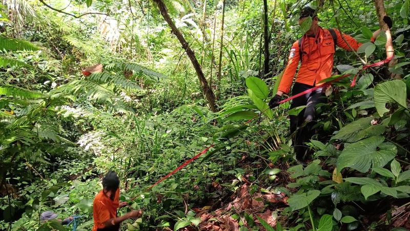 tim-sar-melanjutkan-pencarian-kakek-hilang-di-gunung-salak-dengan-drone-dan-penyisiran-sungai