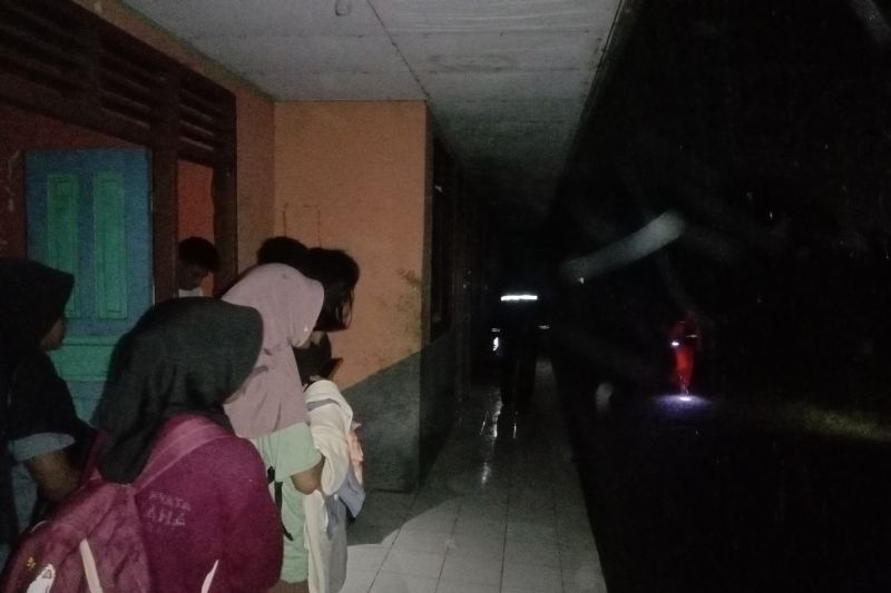 tim-sar-ternate-evakuasi-warga-terdampak-banjir-besar
