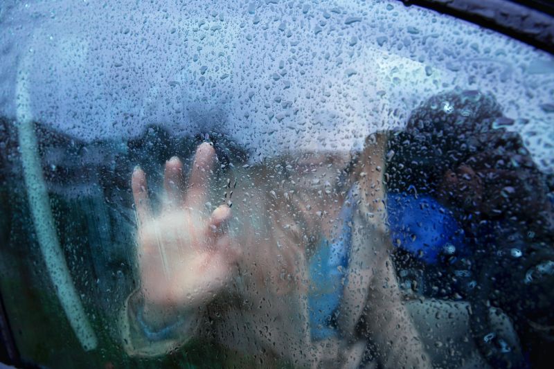 tips-mudah-hilangkan-embun-di-kaca-mobil-saat-liburan