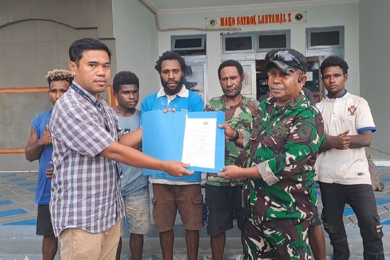 tni-al-jayapura-serahkan-enam-wna-png-ke-imigrasi