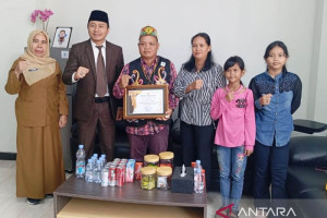 tokoh-adat-kubar-raih-penghargaan-kalpataru-usai-14-tahun-lindungi-hutan