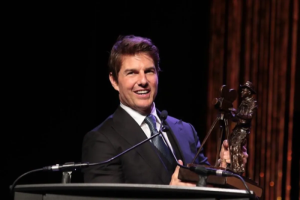 tom-cruise-raih-penghargaan-kehormatan-oscar-2025