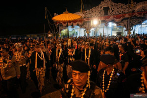 tradisi-kirab-pusaka-1-suro-2025-di-surakarta-penuh-makna-spiritual