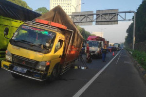 truk-patah-as-di-tol-jorr-sebabkan-kemacetan-parah-menuju-kampung-rambutan