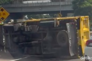 truk-terguling-di-tol-jagorawi-km-7-lalin-arah-cawang-padat