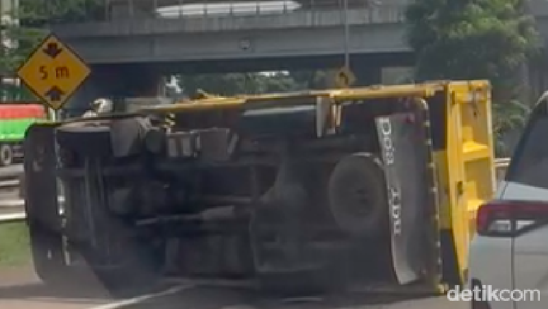 truk-terguling-di-tol-jagorawi-km-7-lalin-arah-cawang-padat