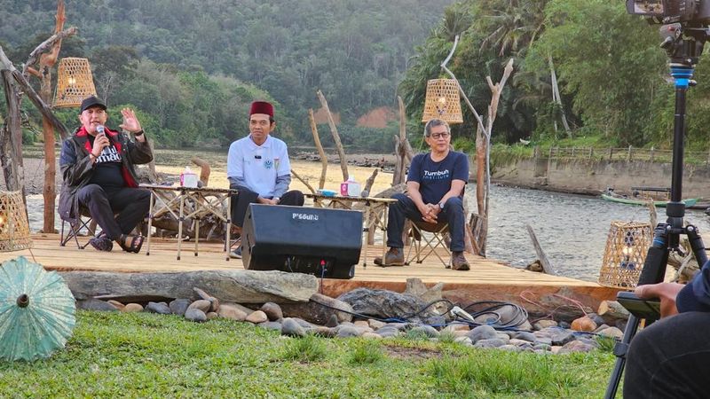 uas-dan-rocky-gerung-bertemu-di-agenda-bakti-riau