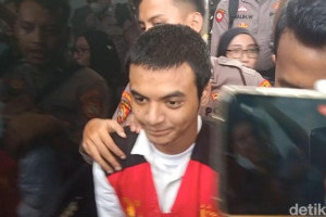 vadel-badjideh-hadiri-sidang-perdana-kasus-persetubuhan-anak