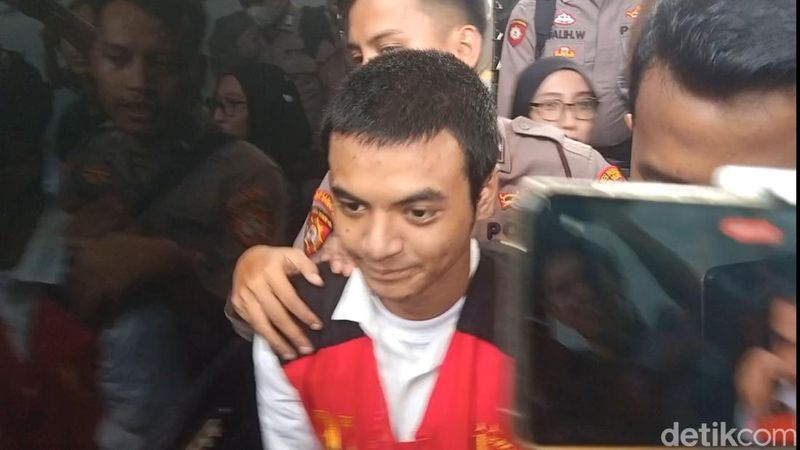 vadel-badjideh-hadiri-sidang-perdana-kasus-persetubuhan-anak