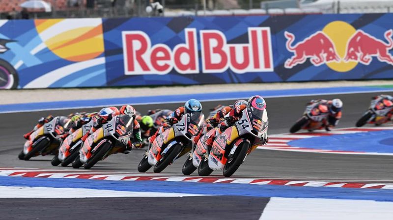 veda-pratama-raih-juara-di-mugello-red-bull-rookies-cup-2025
