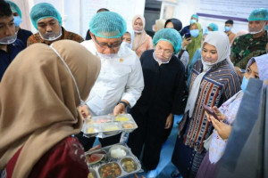 wali-kota-makassar-dampingi-ksp-tinjau-dapur-mbg-dalam-upaya-peningkatan-pasokan-bahan-pokok