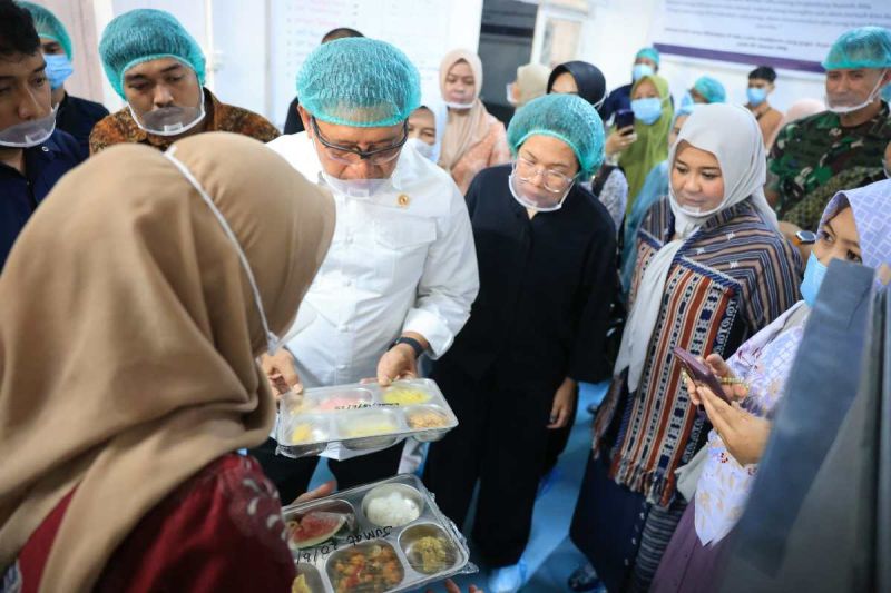 wali-kota-makassar-dampingi-ksp-tinjau-dapur-mbg-dalam-upaya-peningkatan-pasokan-bahan-pokok