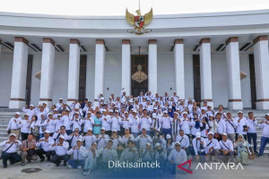wamendiktisaintek-dorong-forpimawa-dampingi-mahasiswa-indonesia