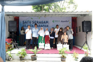 wamensos-salurkan-10-000-seragam-sekolah-demi-pendidikan-merata