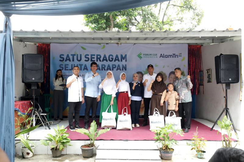 wamensos-salurkan-10-000-seragam-sekolah-demi-pendidikan-merata