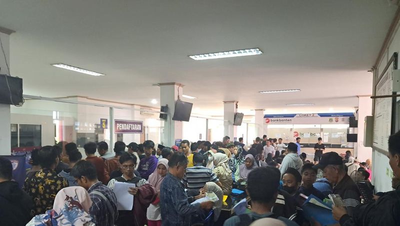 warga-banten-desak-perpanjangan-pemutihan-pajak-kendaraan-dan-penambahan-petugas