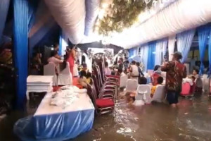 warga-muara-angke-gelar-resepsi-pernikahan-saat-banjir-rob