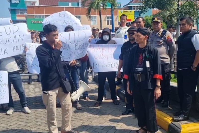 warga-ponorogo-demo-tuntut-transparansi-pengadaan-alat-kesehatan-di-rsud