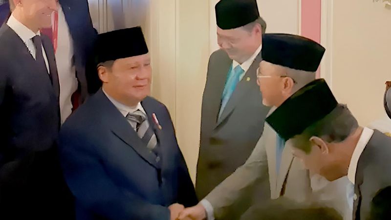 zulhas-dan-menteri-kabinet-merah-putih-sambut-prabowo-di-rusia